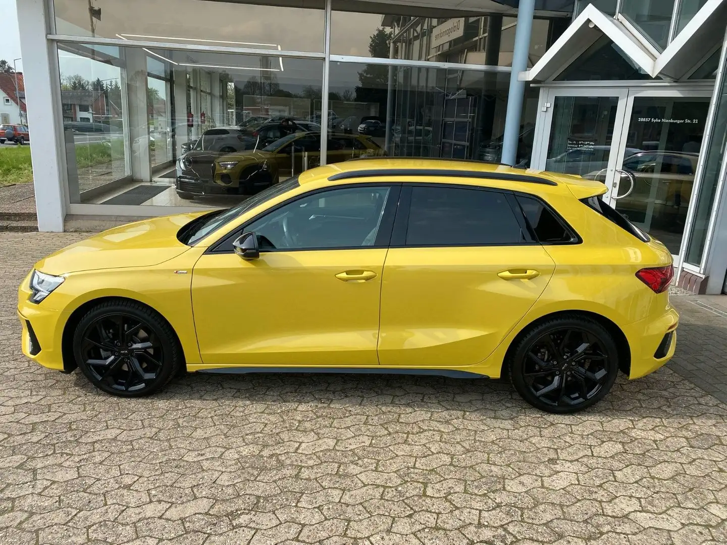 Audi A3 Sportback 35 TFSI S line *AHK* Yellow - 2