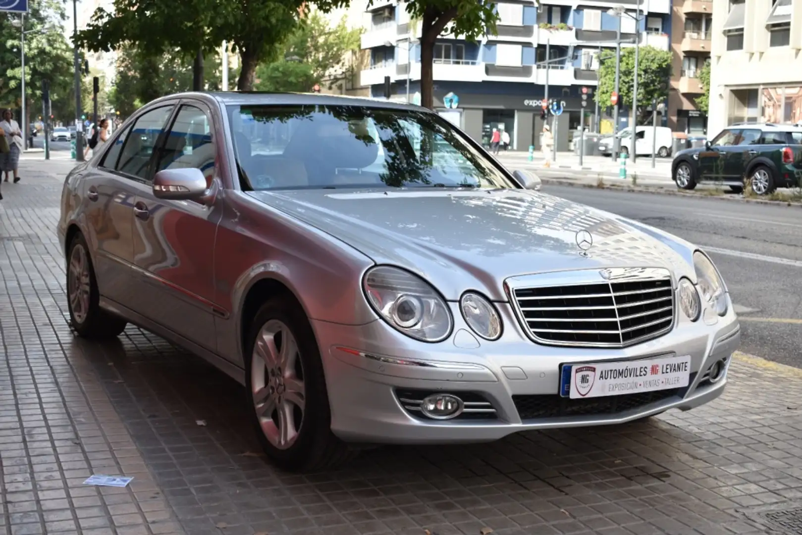 Mercedes-Benz E 350 Avantgarde Aut. Plateado - 2