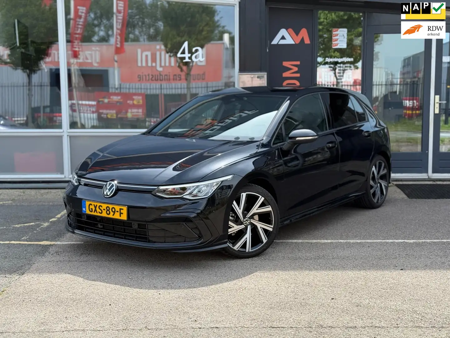 Volkswagen Golf 1.5 eTSI R-Line | Airco | ACC | Sfeer Zwart - 1