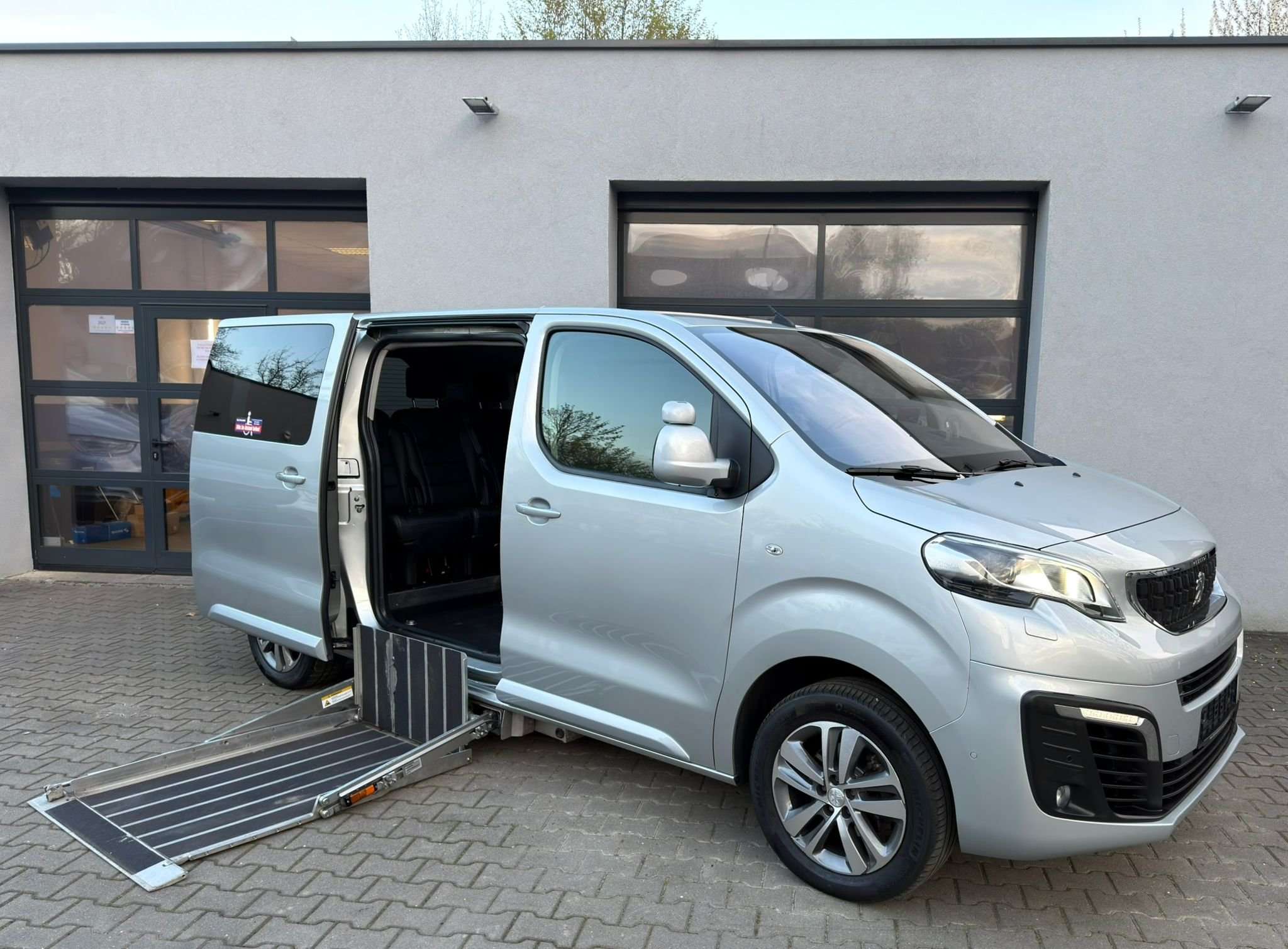 Second hand Peugeot Traveller 