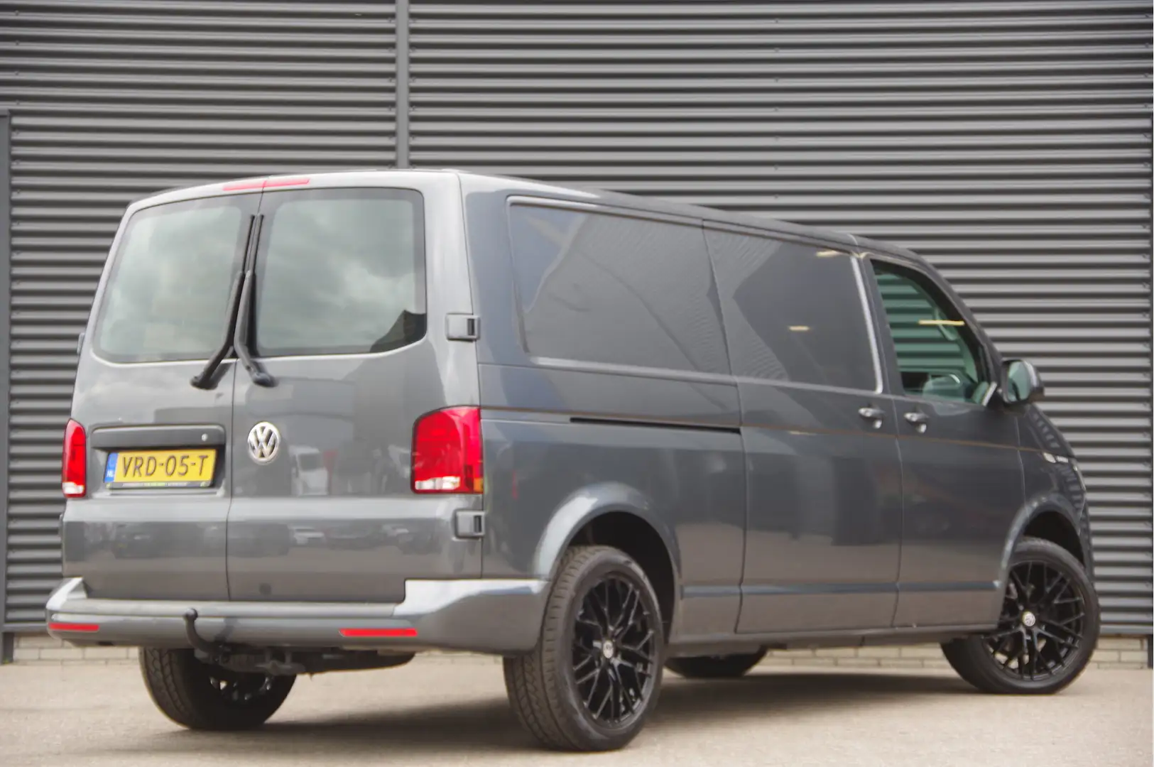 Volkswagen T6.1 Transporter 2.0 TDI L2 BULLI, 150PK AUT. LED, ADAPT. CRUISE, D Gris - 2