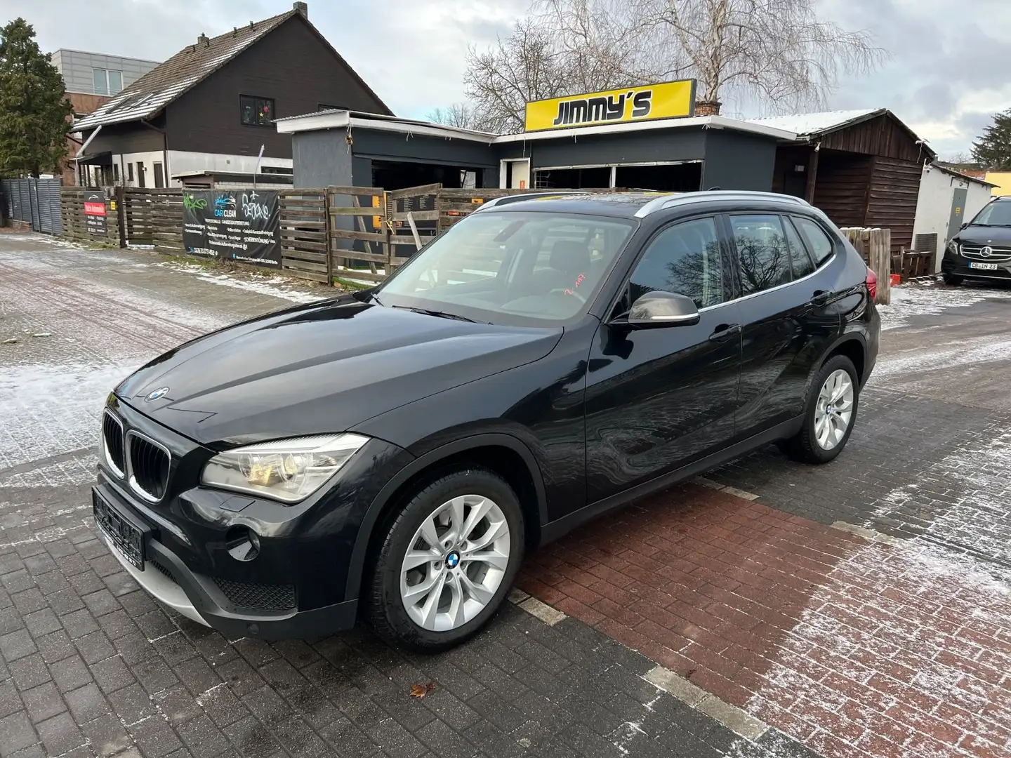 BMW X1 Baureihe X1 20 d xDrive NAVI,PANO,AUTOM., Schwarz - 2