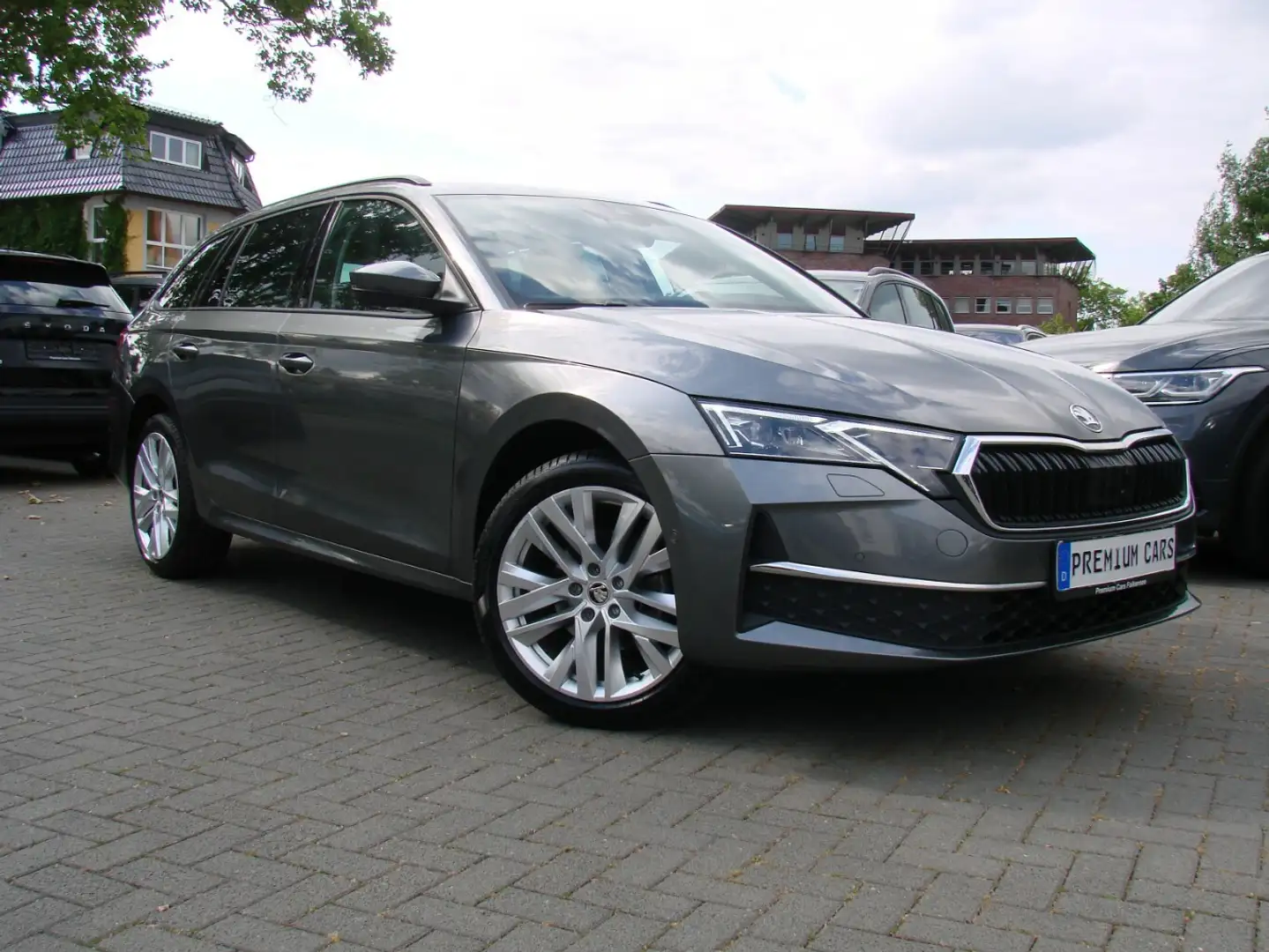 Skoda Octavia 2.0TDi Selection 360° Navi HeadUp AHK Grau - 1
