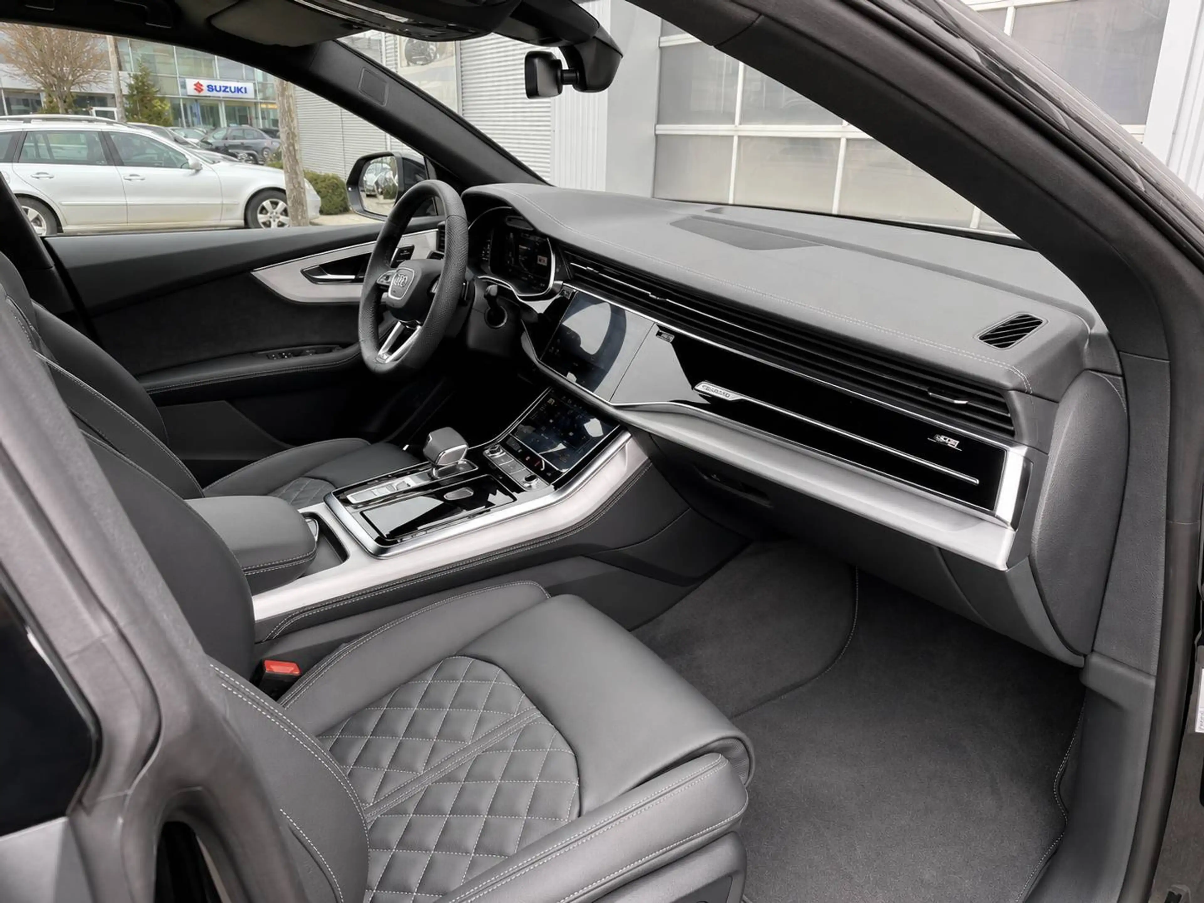 Audi Q8 50 TDI quattro — photo 11