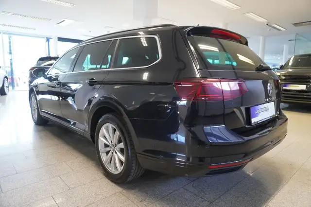 Volkswagen Passat view 4