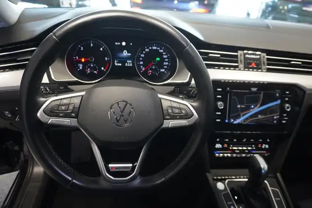 Volkswagen Passat view 11