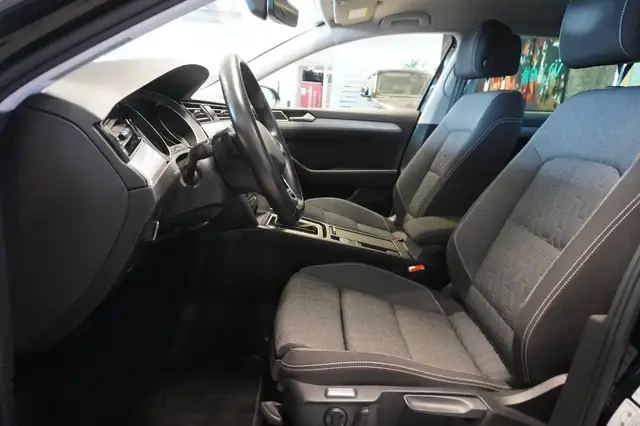 Volkswagen Passat view 8