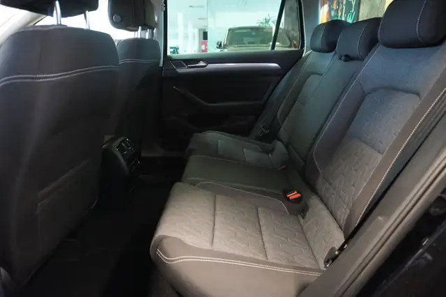 Volkswagen Passat view 9