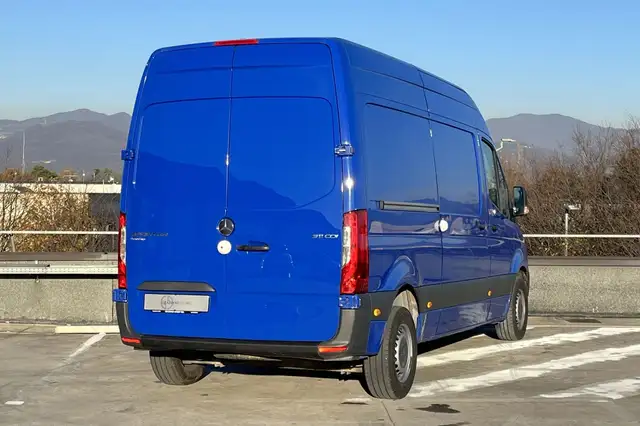 Mercedes-Benz Sprinter view 5