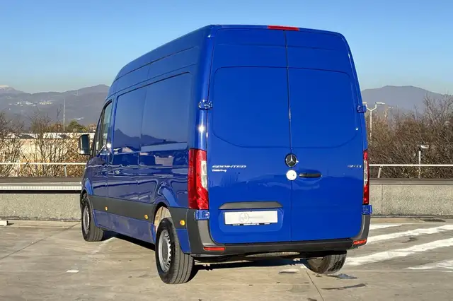 Mercedes-Benz Sprinter view 4