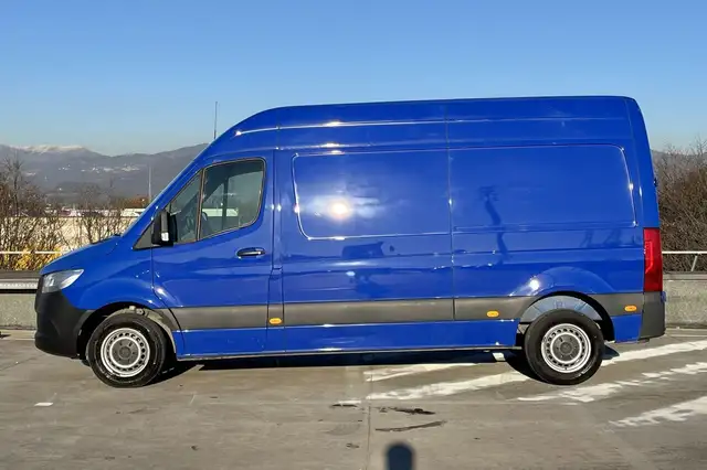 Mercedes-Benz Sprinter view 3
