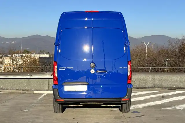 Mercedes-Benz Sprinter view 2