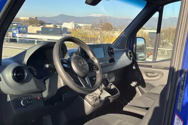 Mercedes-Benz Sprinter view 9