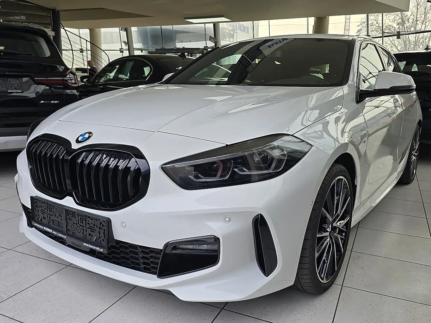 BMW 118 i Aut. M Aerodynamikpaket/Sportsitz -40% unter NP Weiß - 1