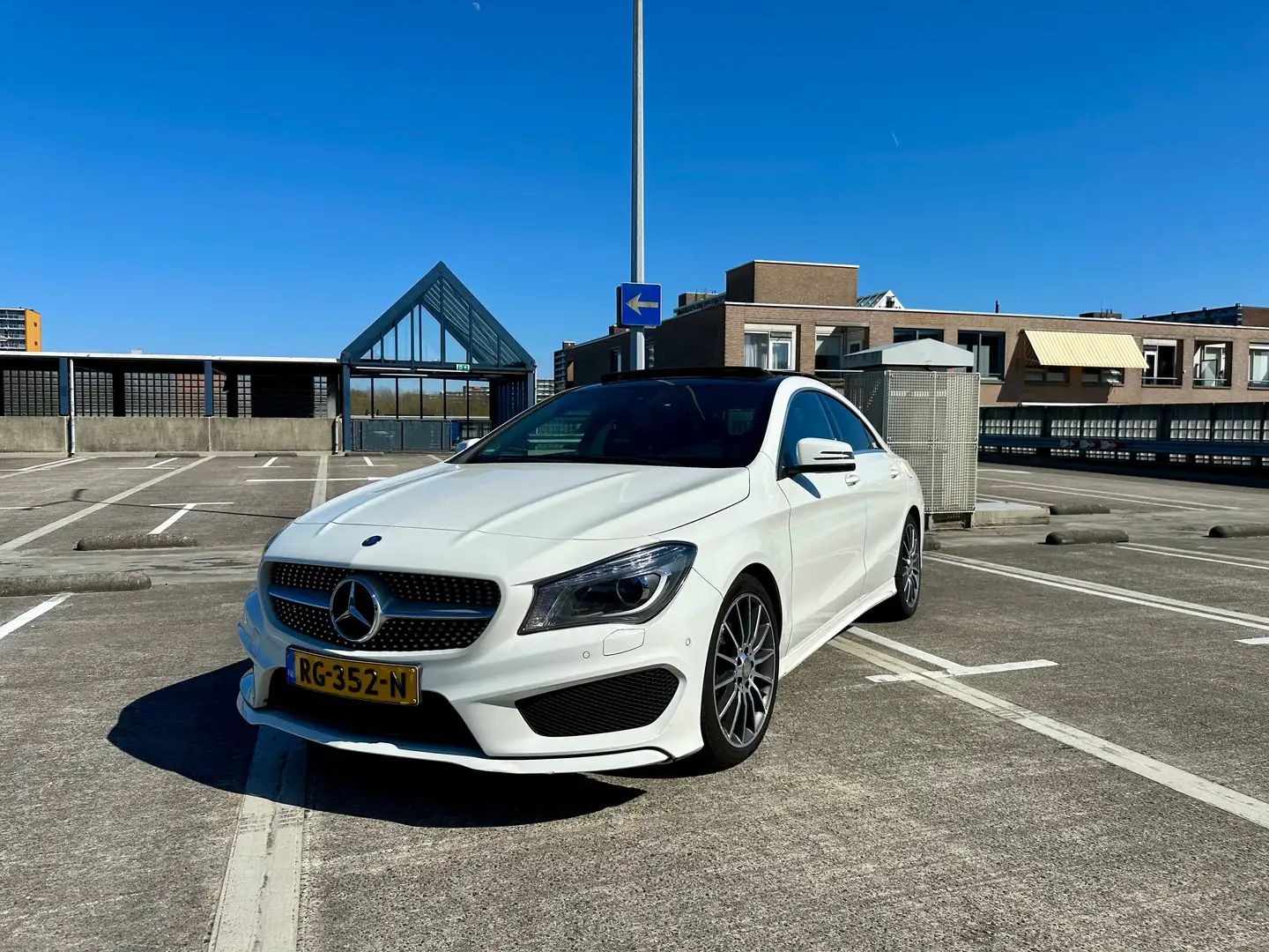 Mercedes-Benz CLA 180 CLA 180 AMG Pakket Wit - 2