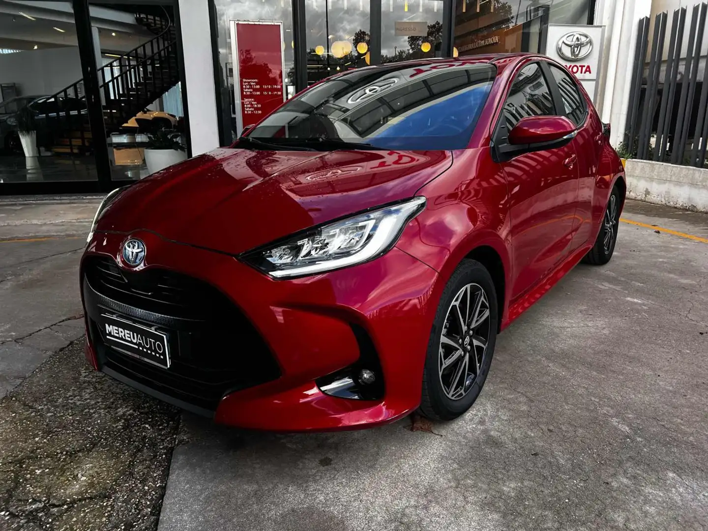 Toyota Yaris 1.5 Hybrid 5 porte Trend Rojo - 1