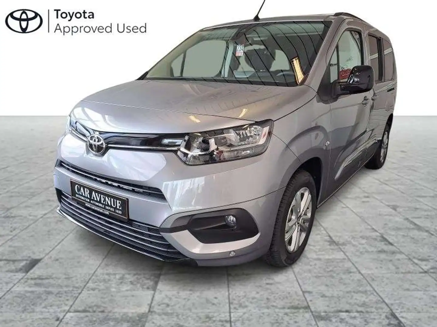 Toyota Verso MPV Gris - 1