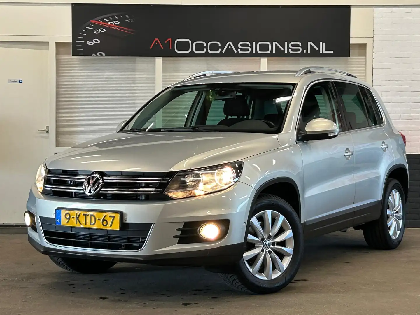 Volkswagen Tiguan 1.4 TSI Sport&Style + NAVI Grijs - 2