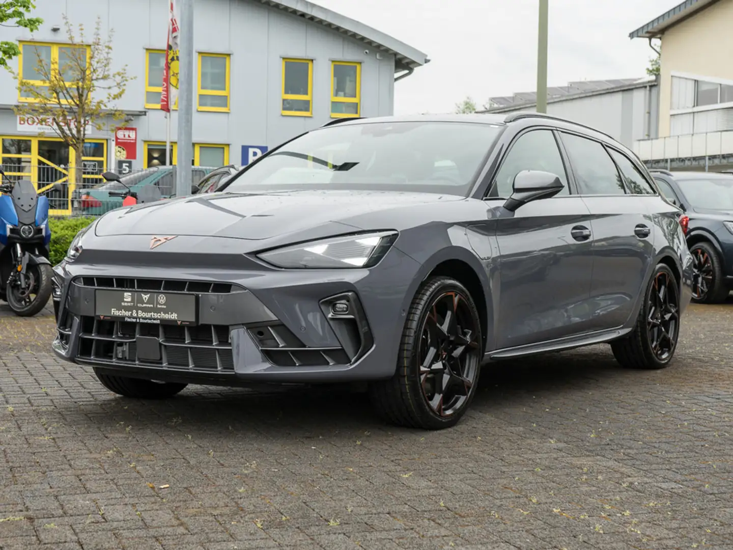 CUPRA Leon Sportstourer TSI 1.5 e-Hybrid VZ SKY Grau - 2