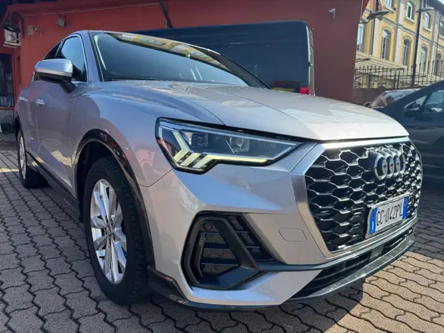 Audi Q3 view 4