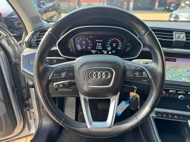 Audi Q3 view 9
