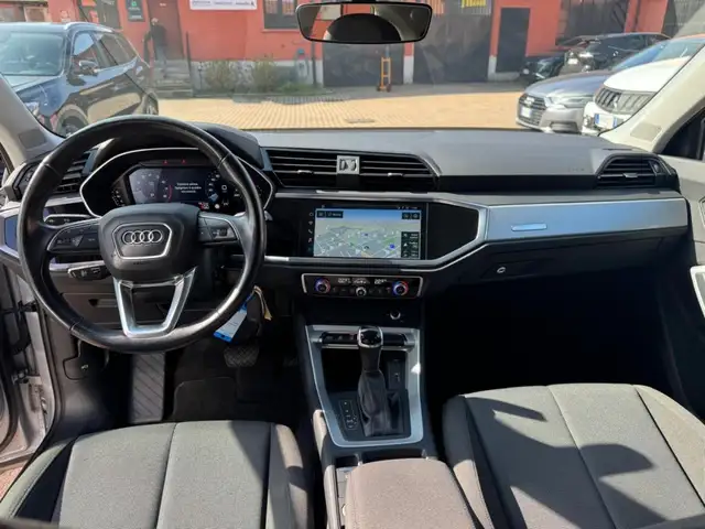 Audi Q3 view 8