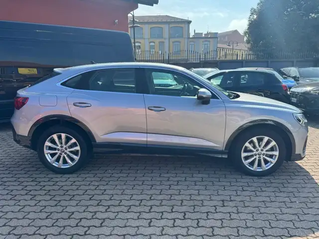 Audi Q3 view 5