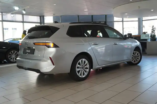 Opel Astra view 8