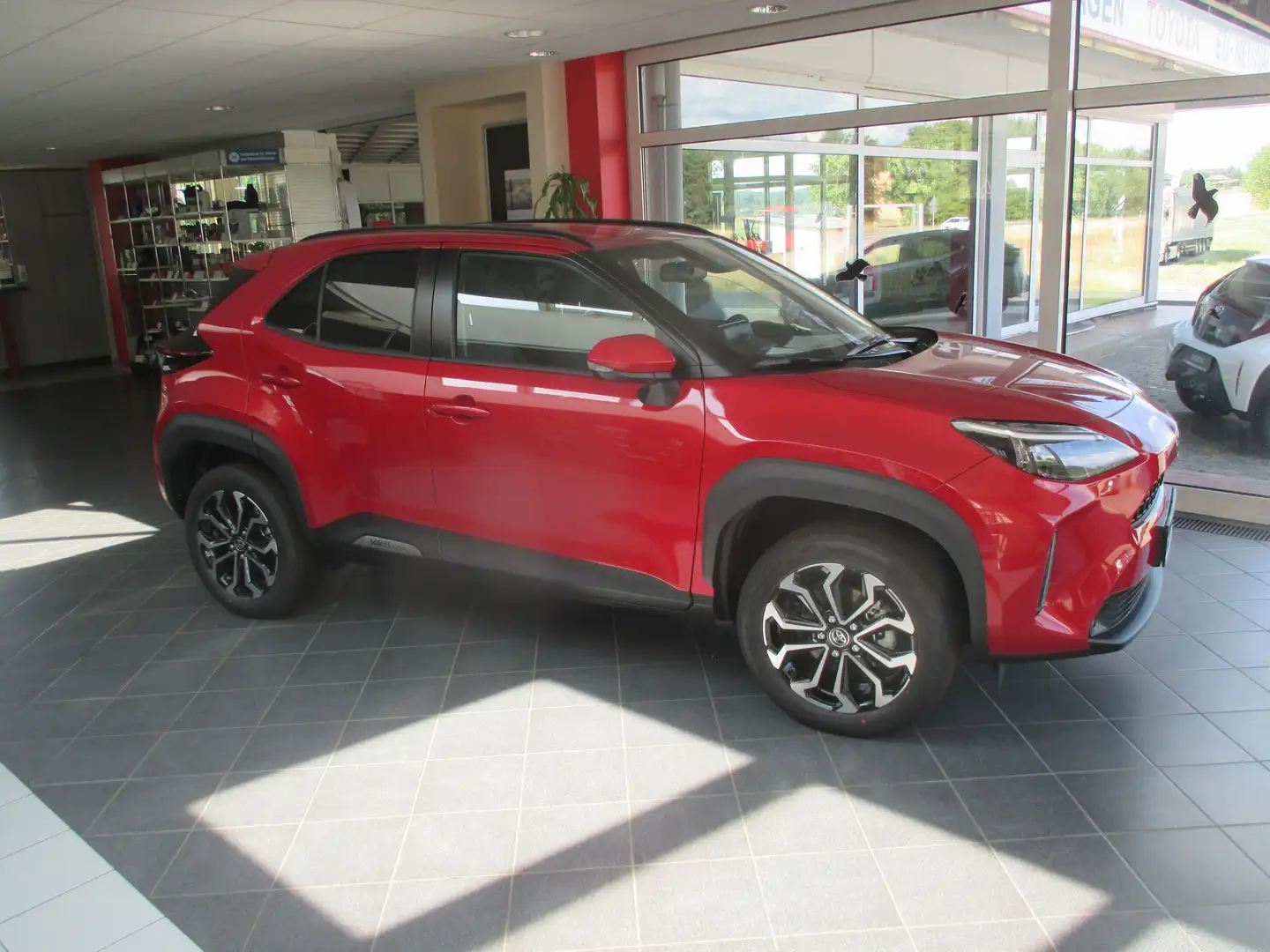 Toyota Yaris Cross Hybrid 130 HV - Teamplayer  mit Safety-Paket Rouge - 1