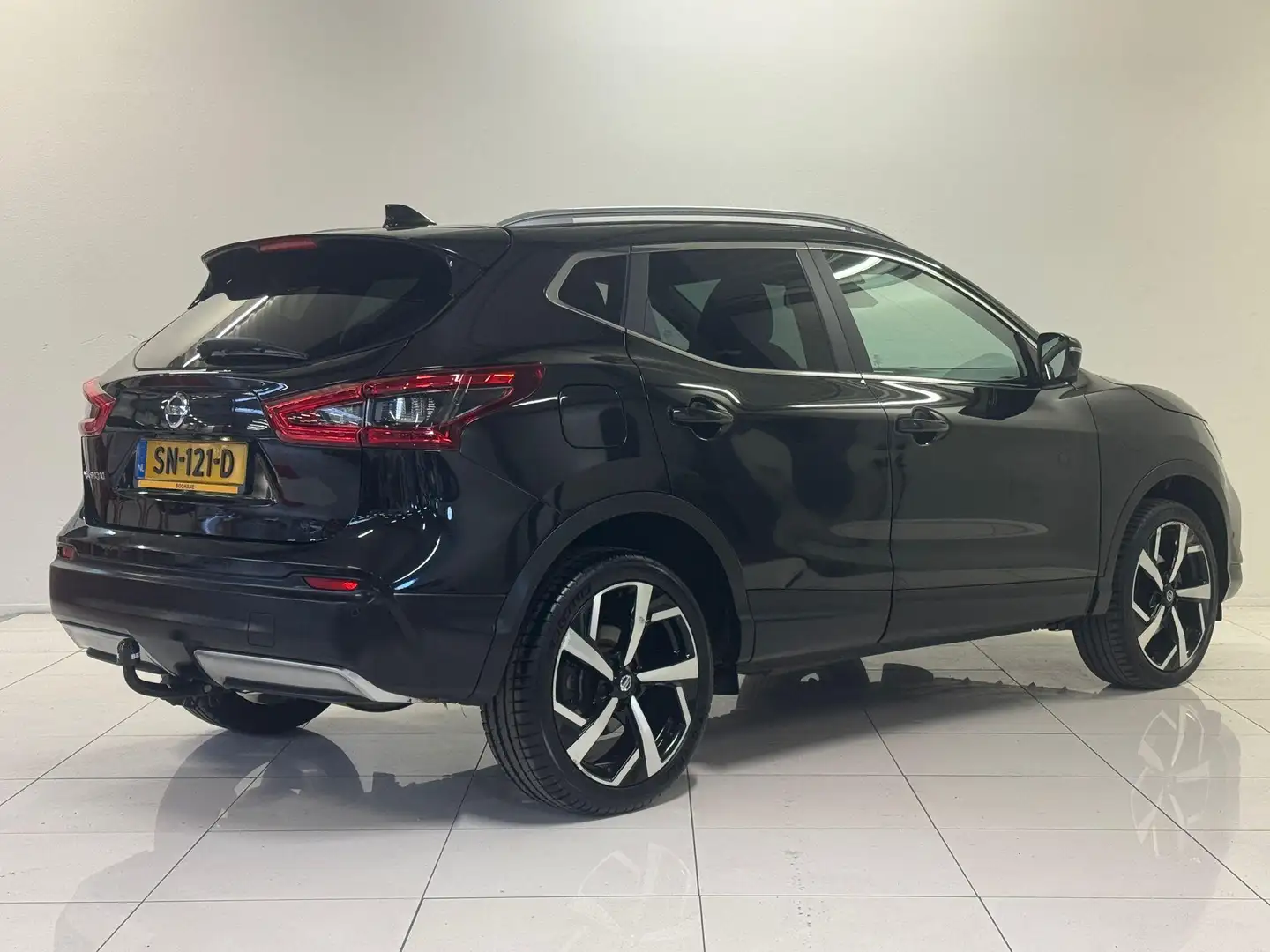 Nissan Qashqai 1.2 Tekna + | Panoramadak | Camera | Trekhaak | Zwart - 2