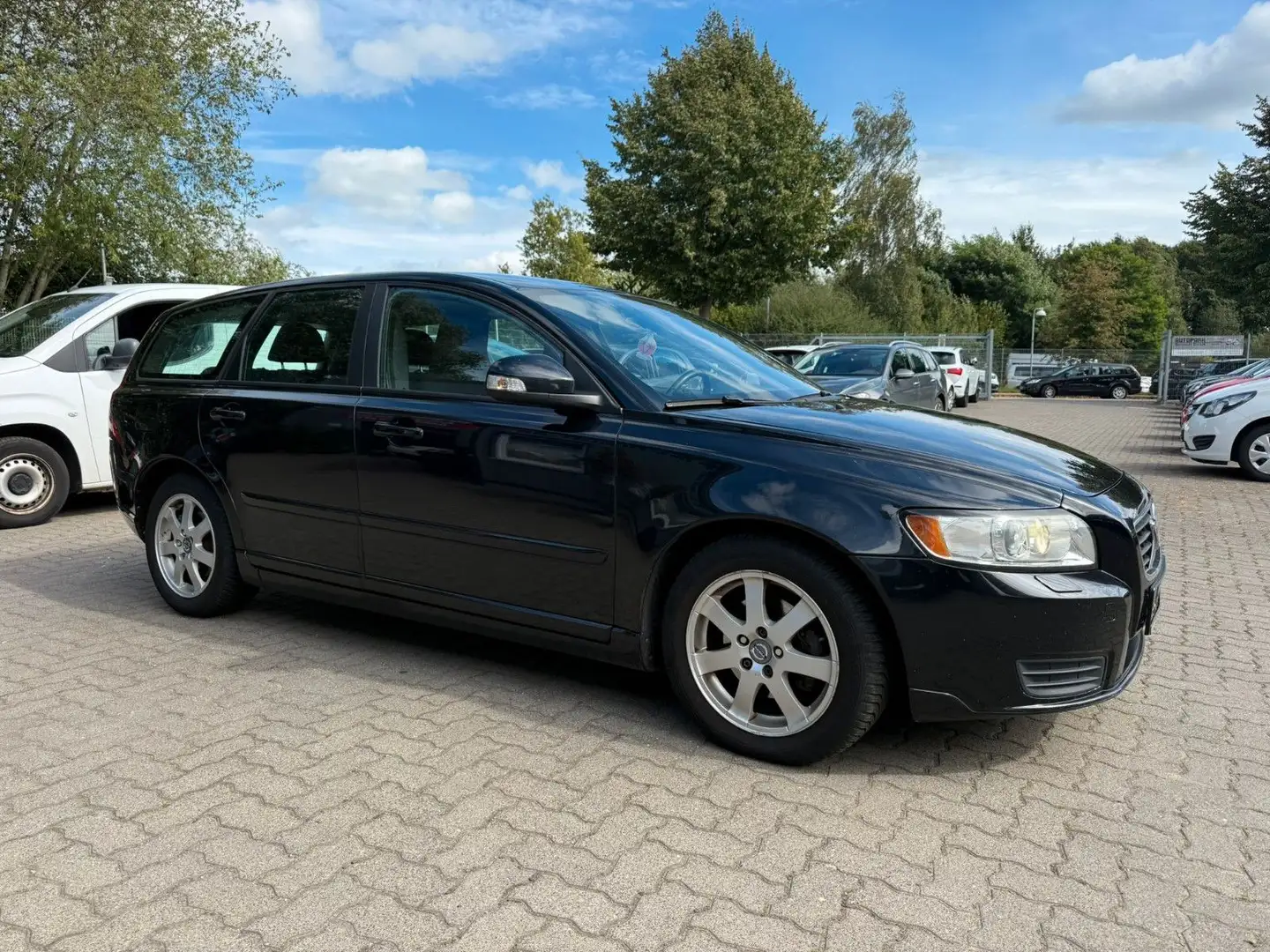 Volvo V50 Kombi D2 XENON°SITZH°KLIMATR°ALU°KEIN TÜV! Schwarz - 2
