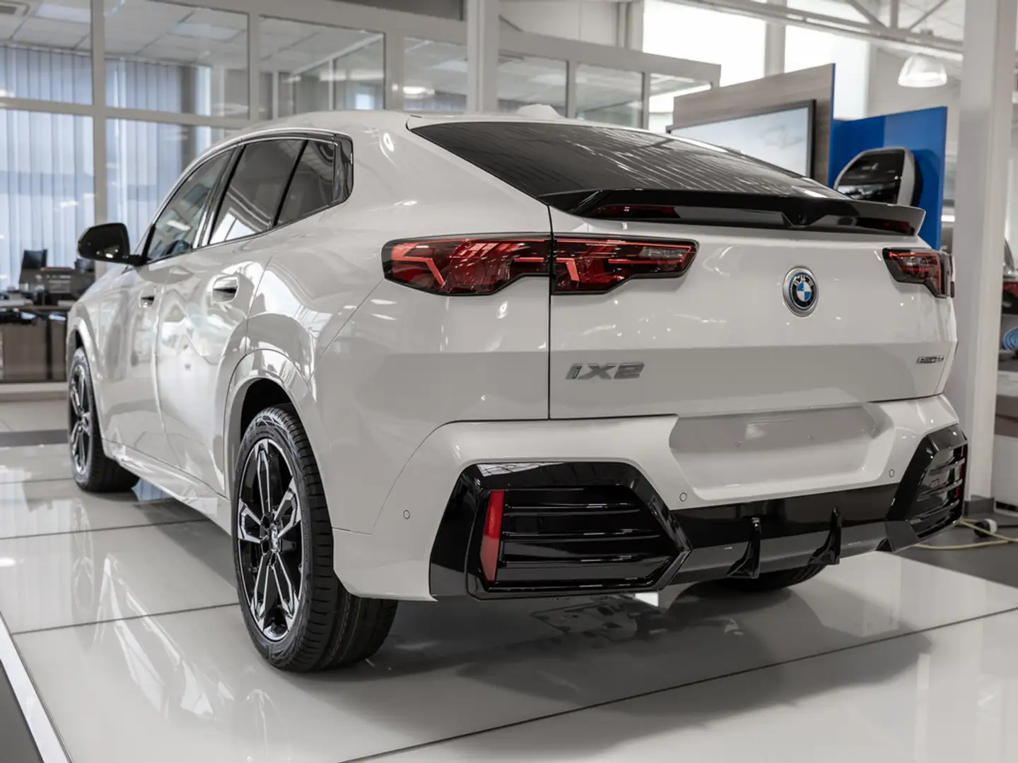 BMW iX2 eDrive 20 M-Sport LED AKTIVSITZE AHK NAVI Blanco - 2