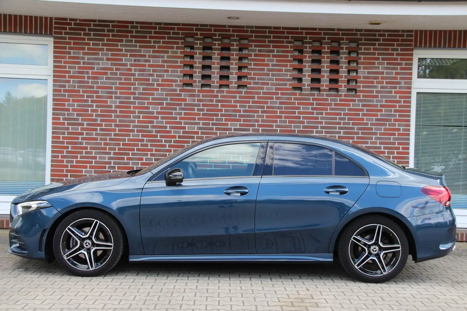 Mercedes-Benz A 180 Lim.*AMG LINE*NIGHT-PAKET*R-KAMREA*AHK*LED Blau - 2