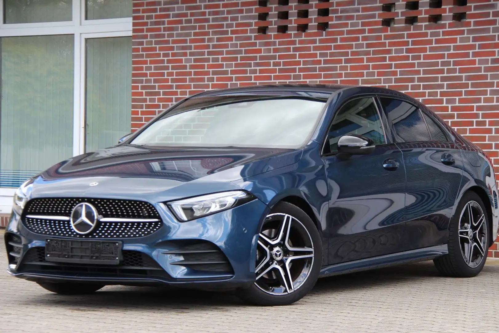 Mercedes-Benz A 180 Lim.*AMG LINE*NIGHT-PAKET*R-KAMREA*AHK*LED Blau - 1
