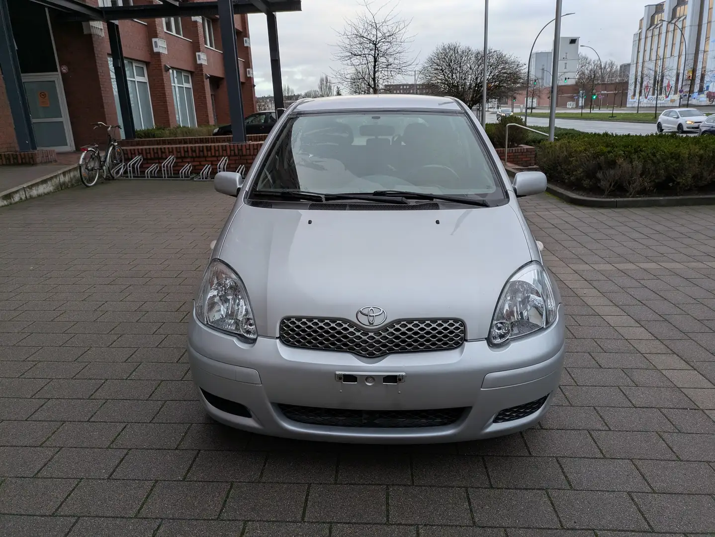 Toyota Yaris 1.0 Sol Silber - 1