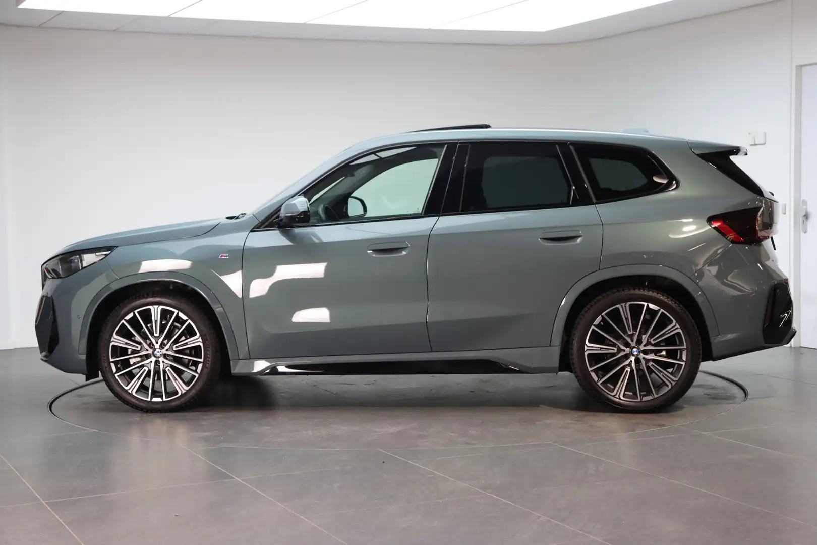 BMW iX1 xDrive30 High Executive M Sport / Panoramadak / Sp Zöld - 2