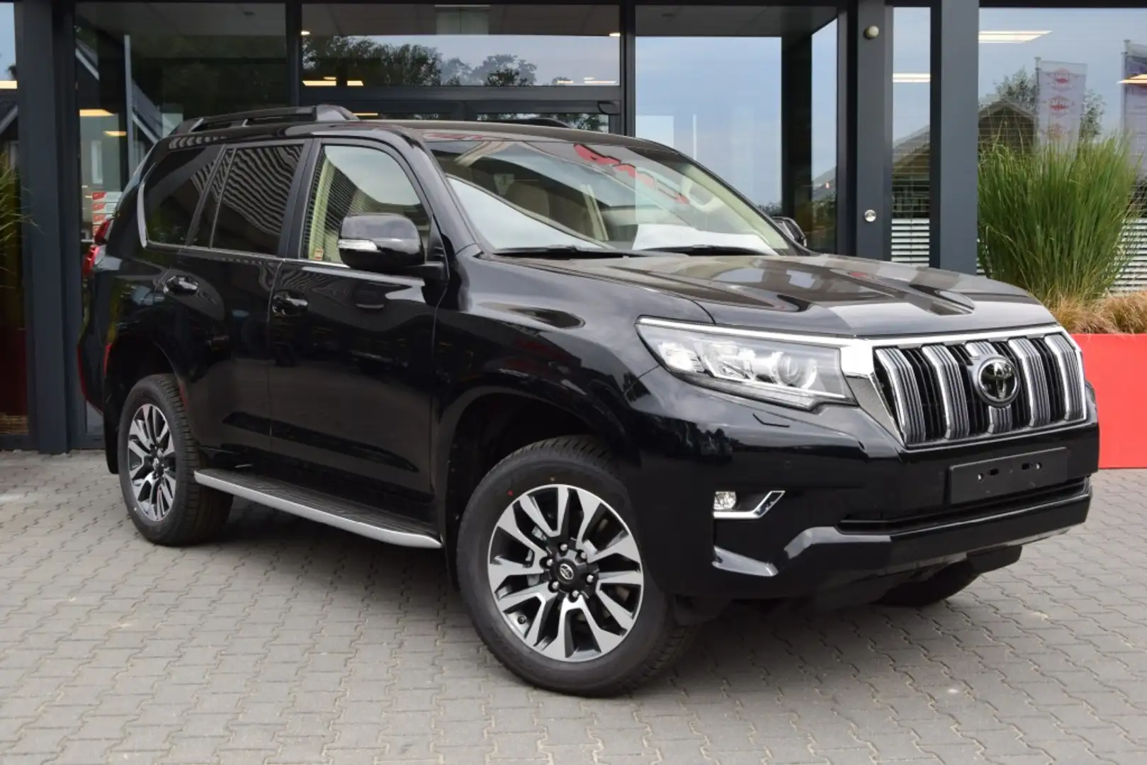 Toyota Land Cruiser 2.8 D-4D 5DRS PRESTIGE A/T VAN Zwart - 1