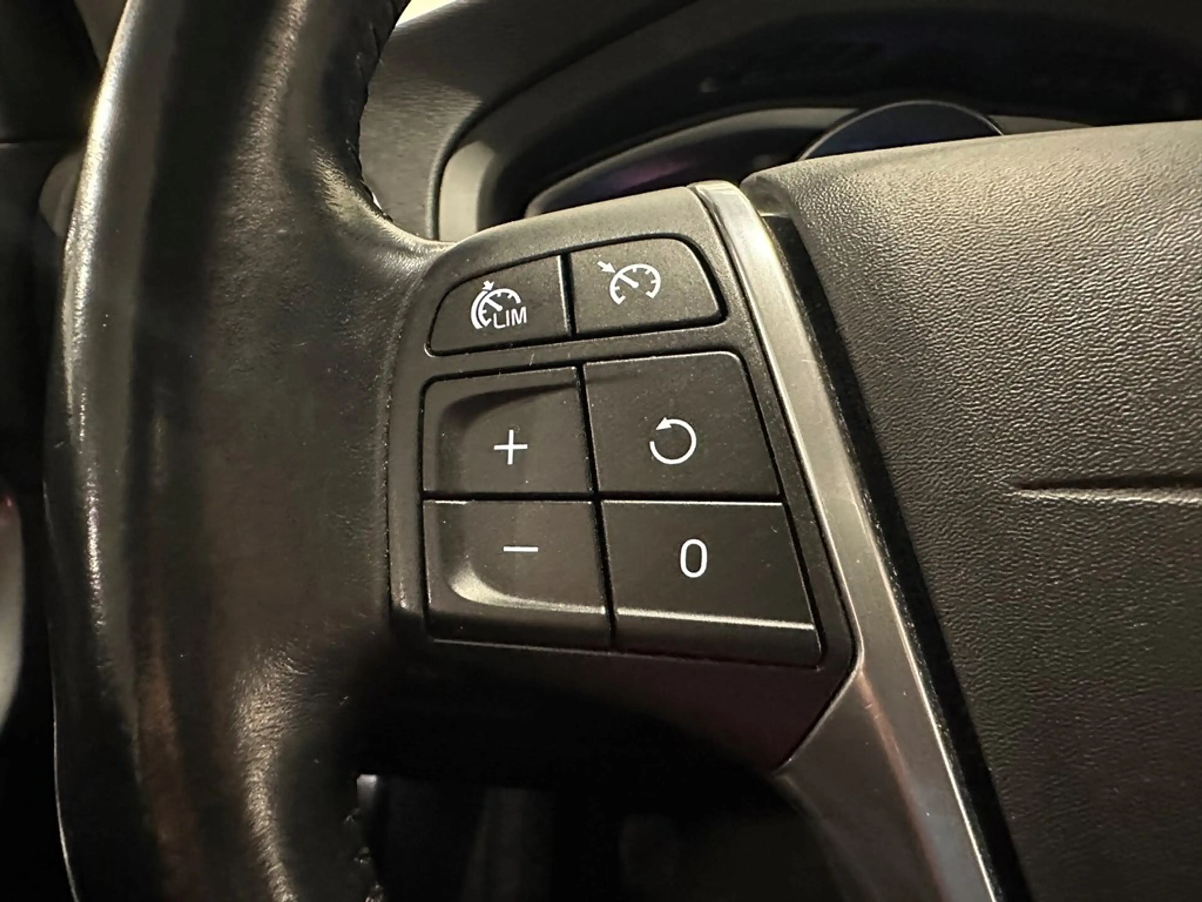 Volvo V40 Cross Country T4 Momentum — photo 6