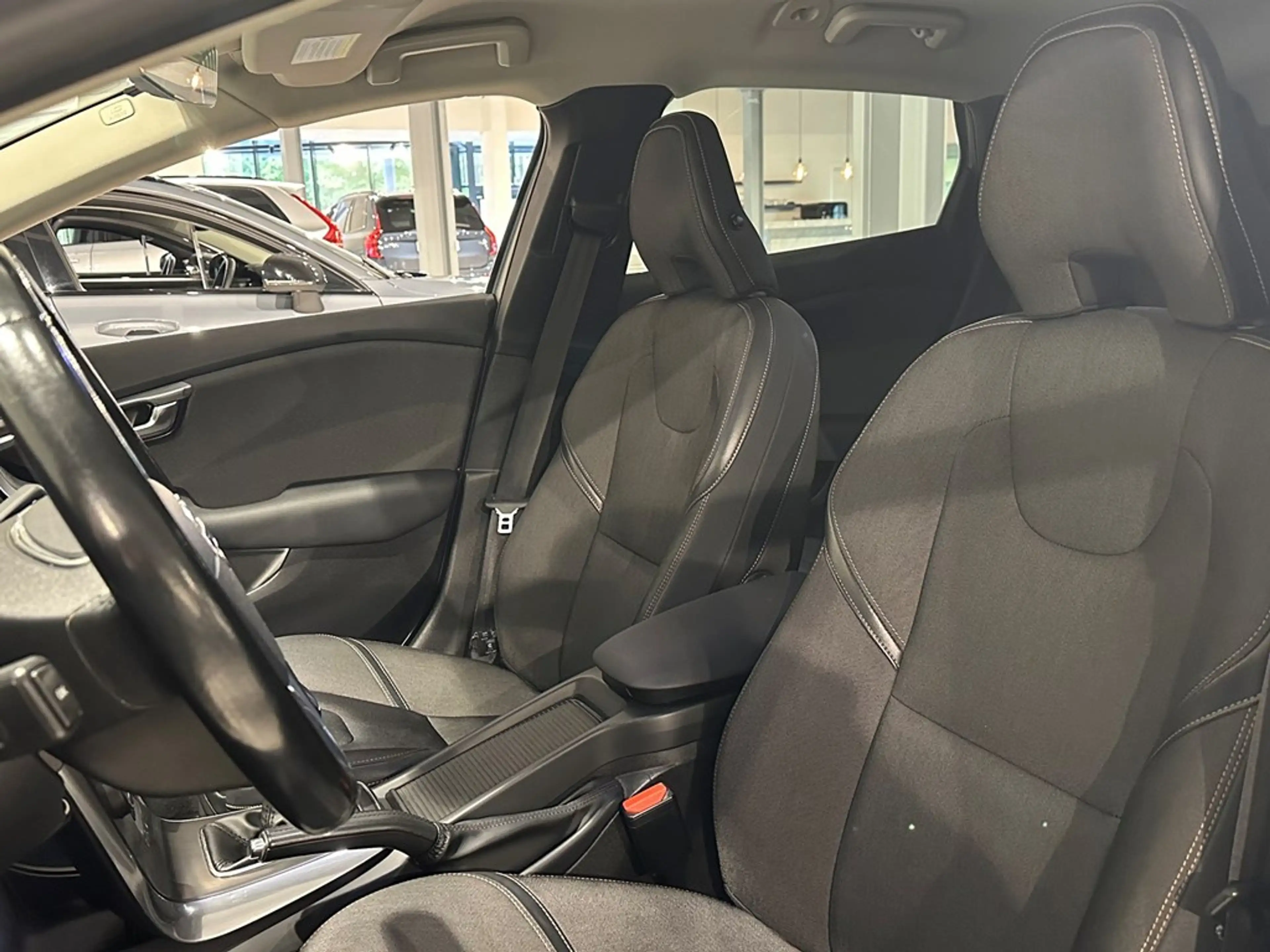 Volvo V40 Cross Country T4 Momentum — photo 4