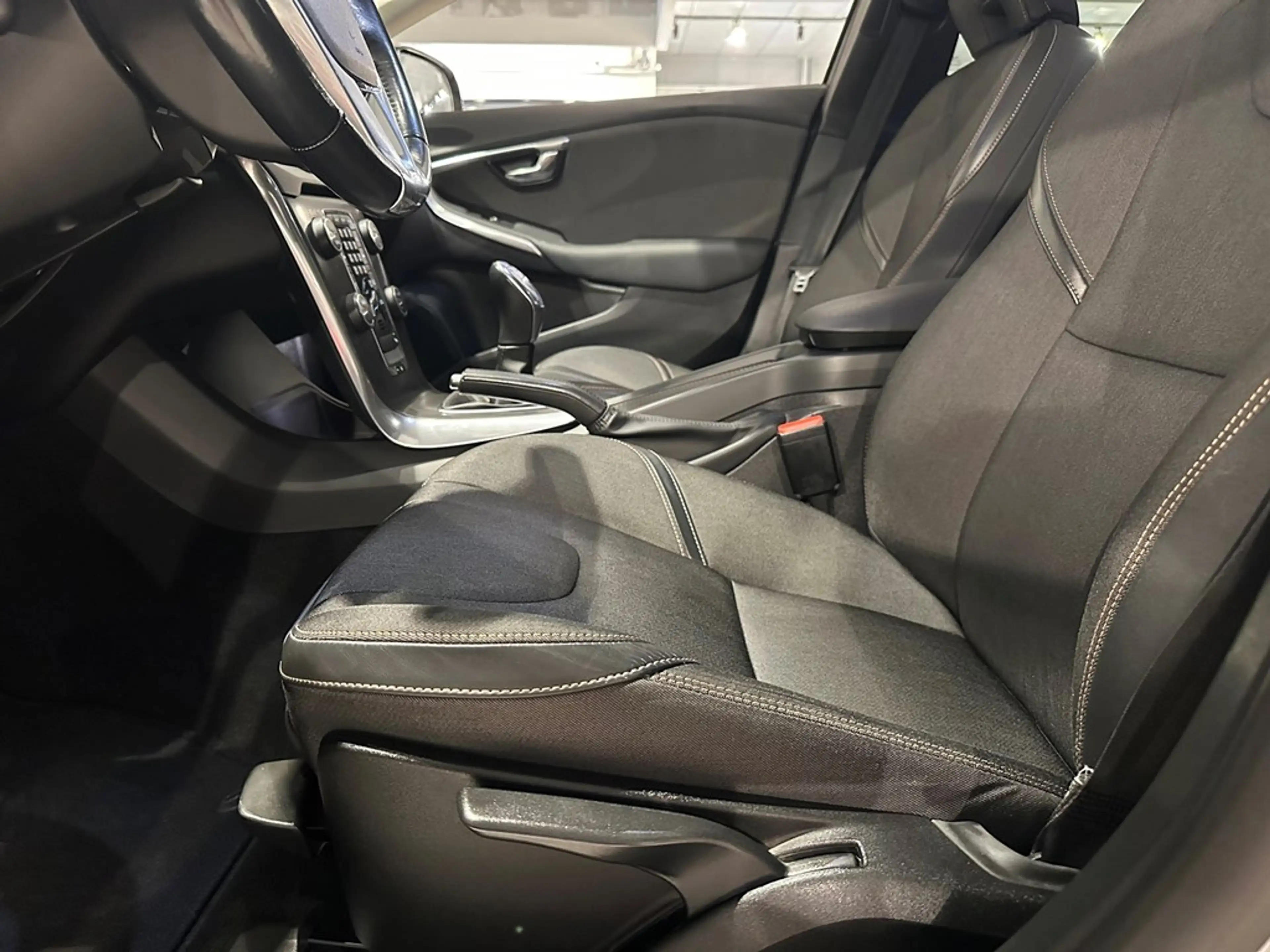 Volvo V40 Cross Country T4 Momentum — photo 5