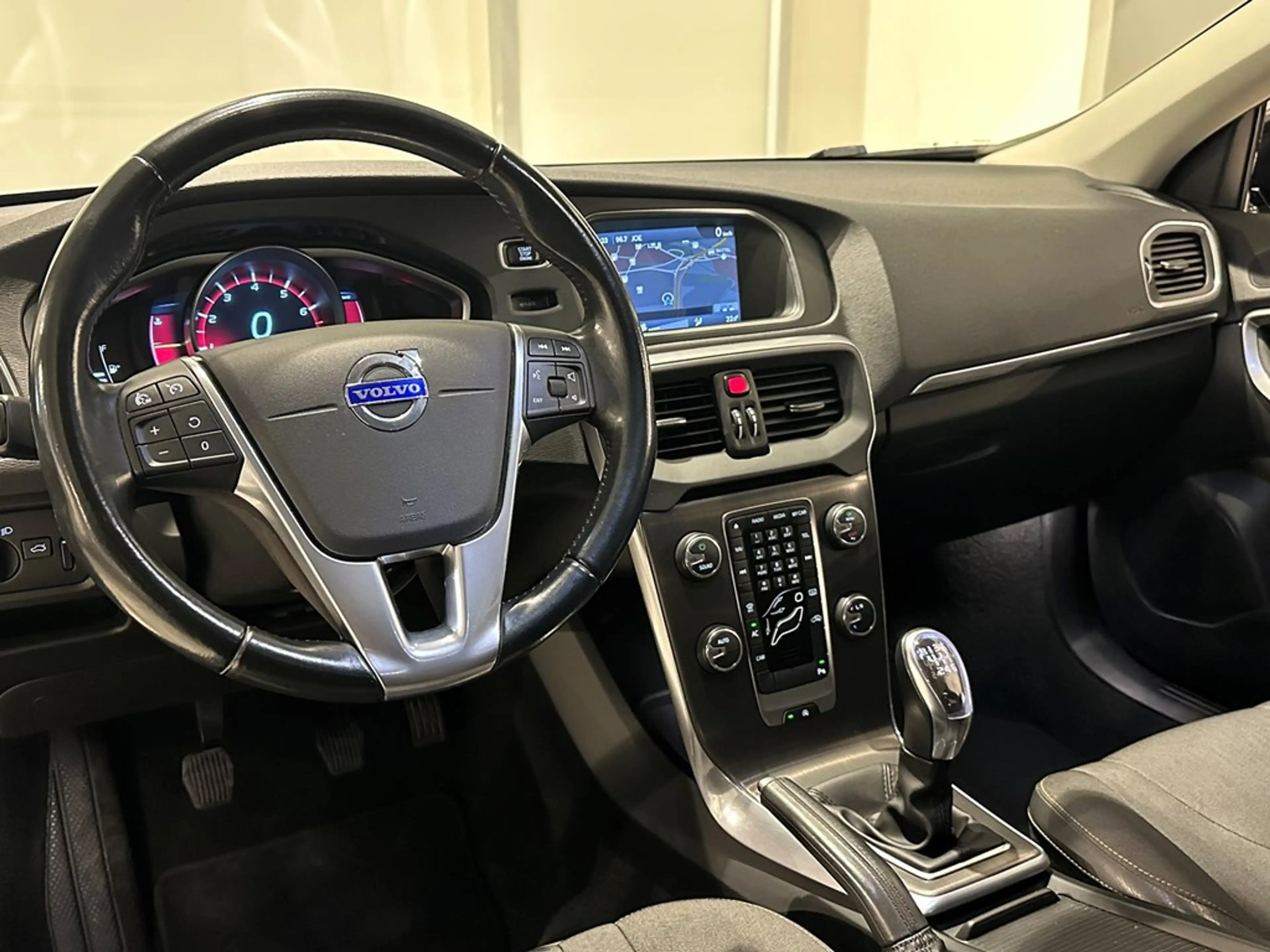 Volvo V40 Cross Country T4 Momentum — photo 3
