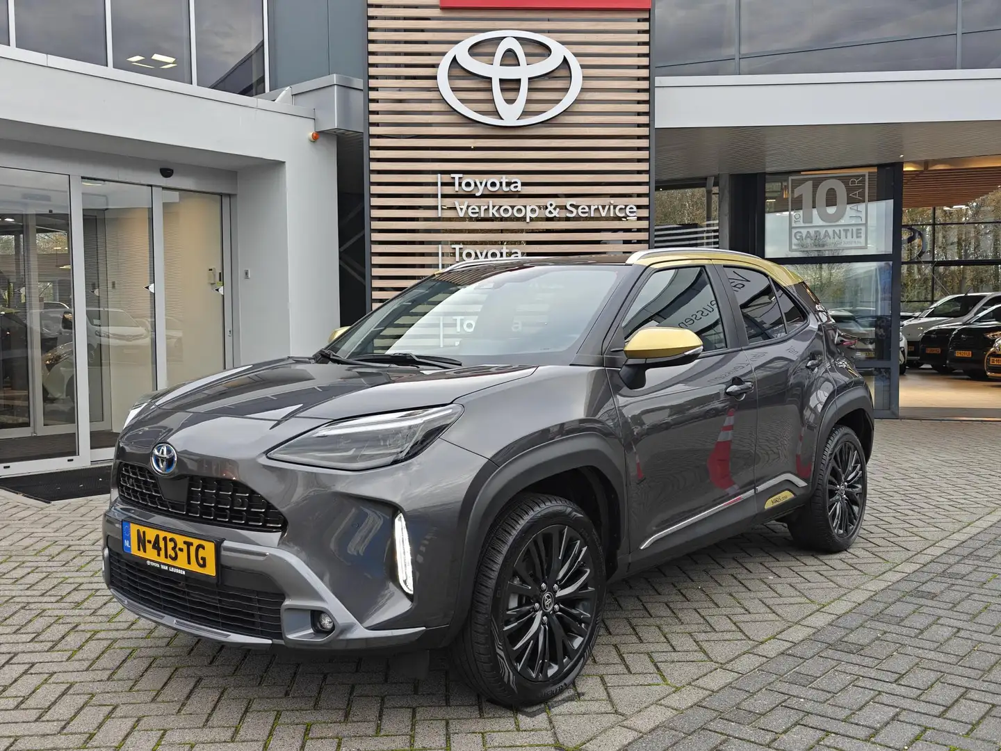 Toyota Yaris Cross 1.5 Hybrid Adventure PANODAK TREKHAAKALL-SEASON JB Grijs - 1