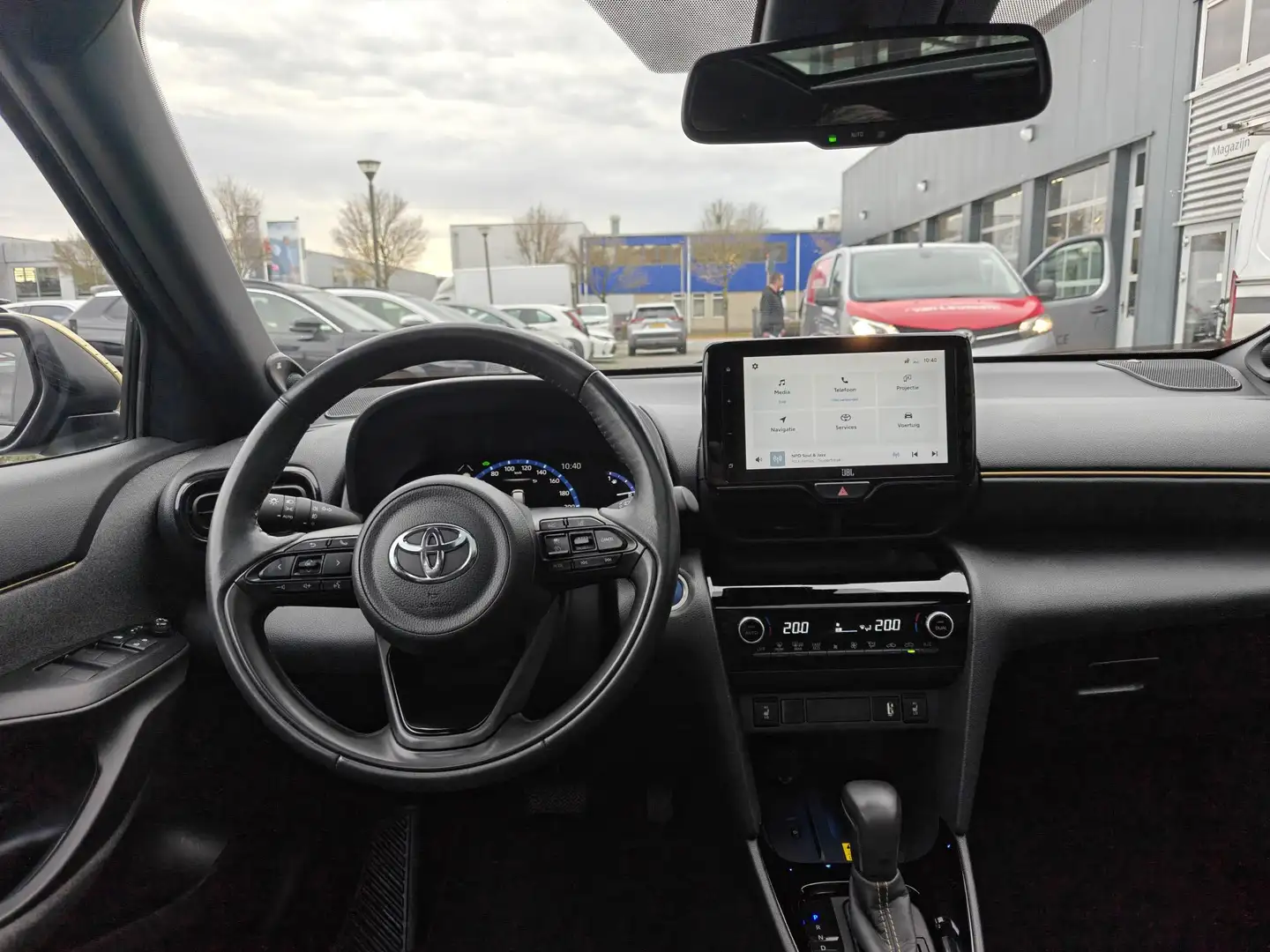 Toyota Yaris Cross 1.5 Hybrid Adventure PANODAK TREKHAAKALL-SEASON JB Grijs - 2