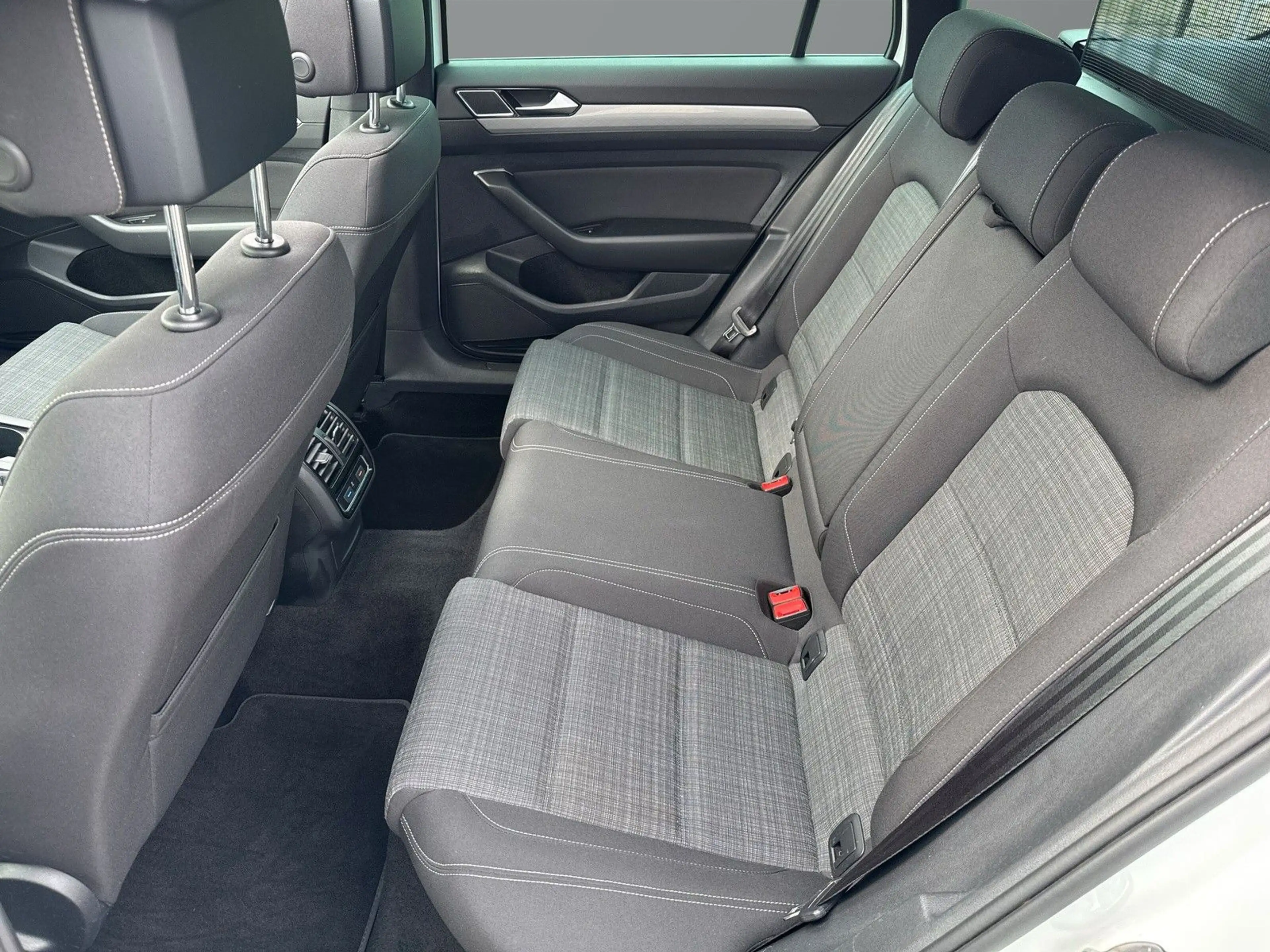 Volkswagen Passat Variant Business*Pano*Kamera*Carplay*LED* — photo 14