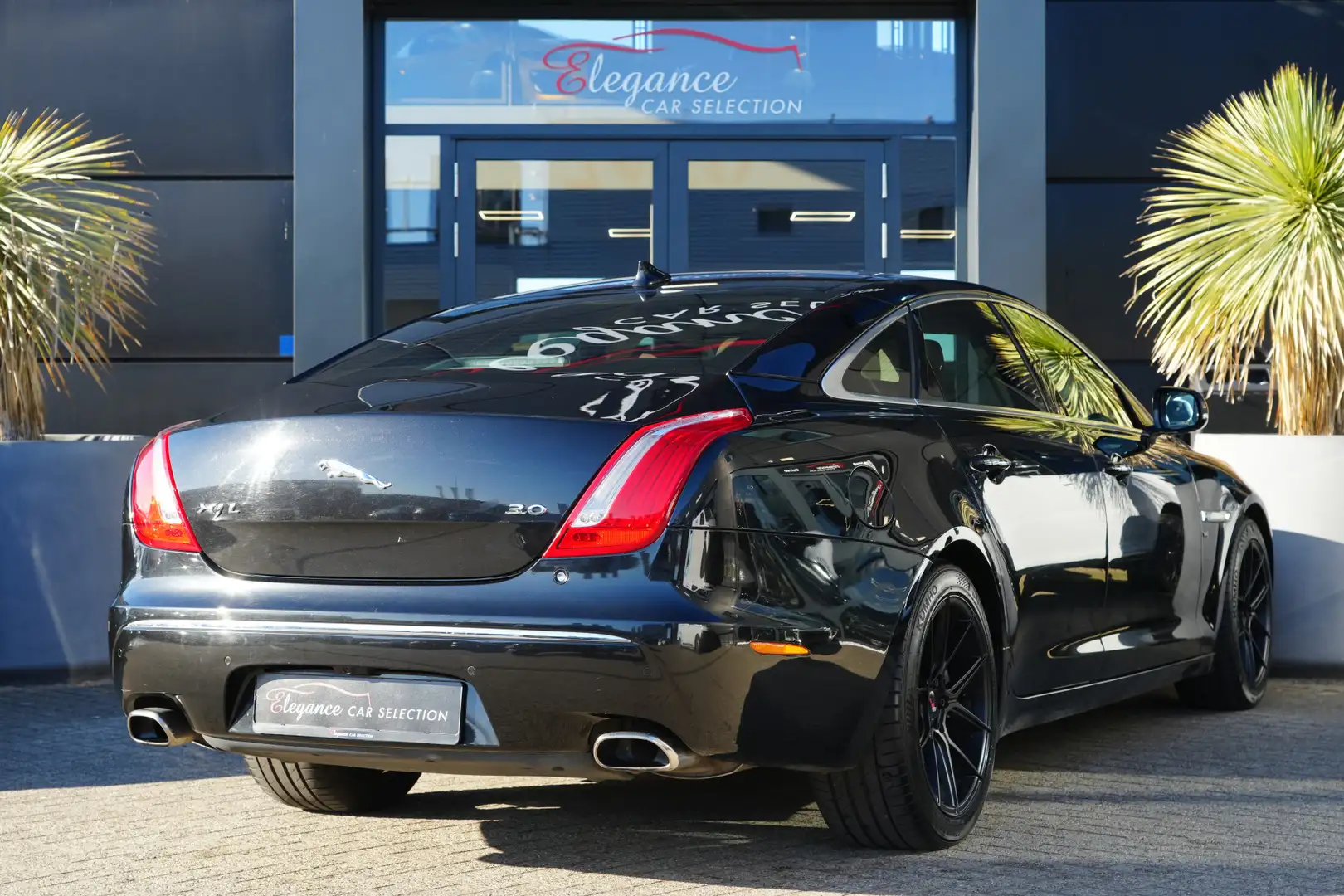 Jaguar XJ 3.0 V6 XJL Portfolio 340pk Panoramadak/Stoelverwar Zwart - 2