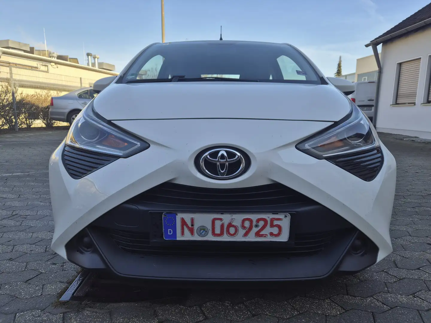 Toyota Aygo x-play Weiß - 1
