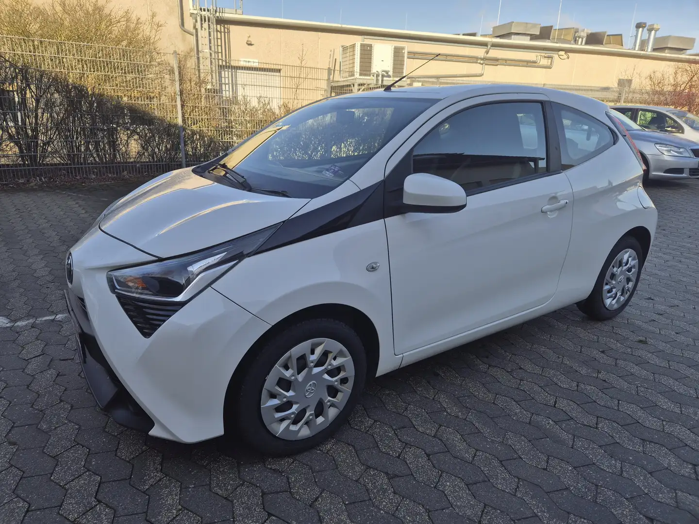 Toyota Aygo x-play Weiß - 2