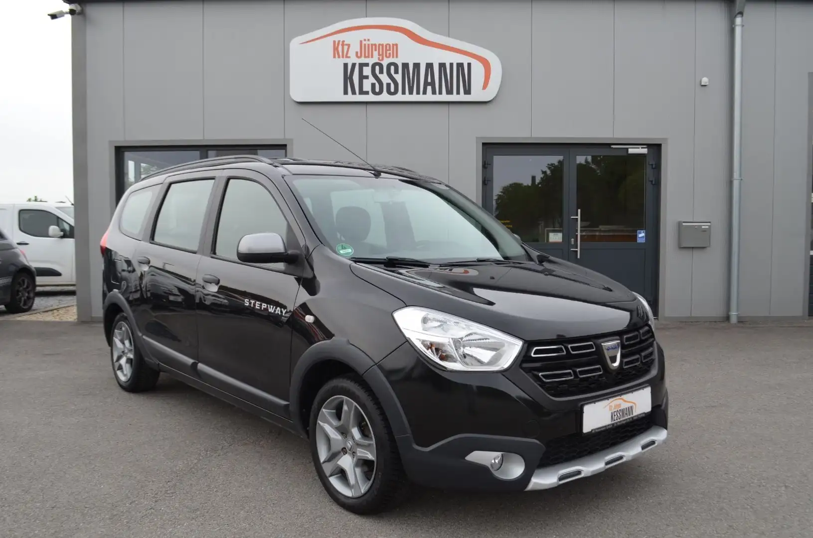 Dacia Lodgy Stepway 1.6 MPI 1.Hand Navi Kamera Schwarz - 1