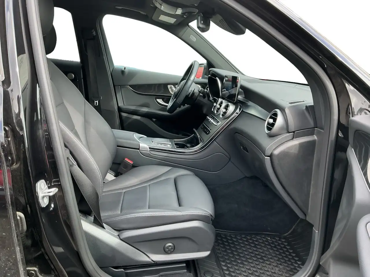 Mercedes-Benz GLC снимка Mercedes-Benz GLC
