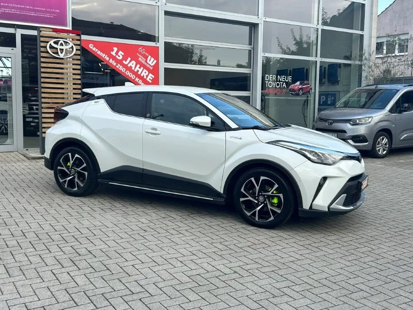 Toyota C-HR Hybrid Team D 2.0 LED Navi Klima DAB SHZ PDC Lenkr Weiß - 2